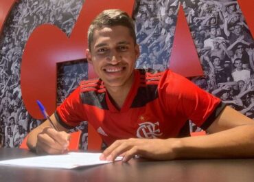 Camilo Durán assina contrato com o Flamengo